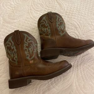 Size 10 Justin ankle boots